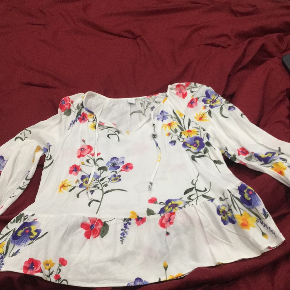 Cute long sleeve flower top!